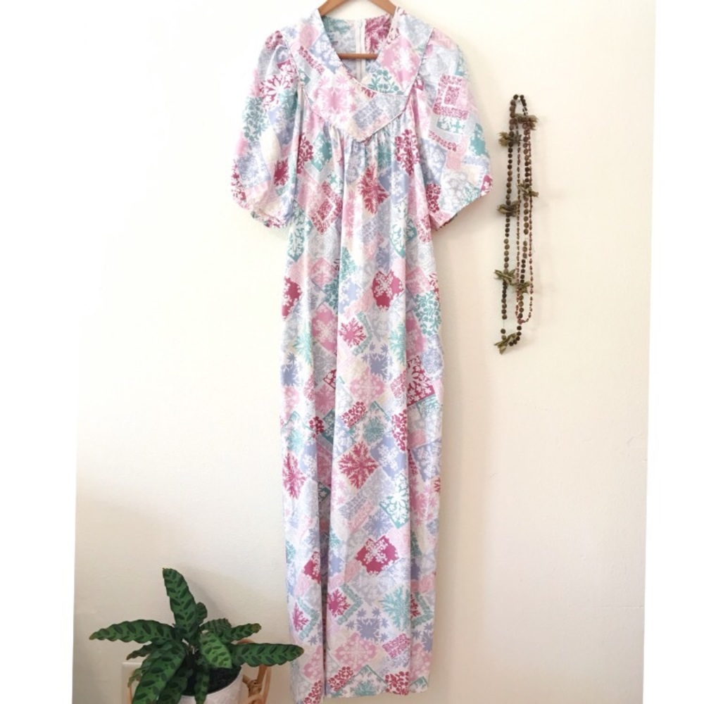 SOLD🌺Vintage Bank of Hawaii Mu’umu’u - Picture 2 of 9